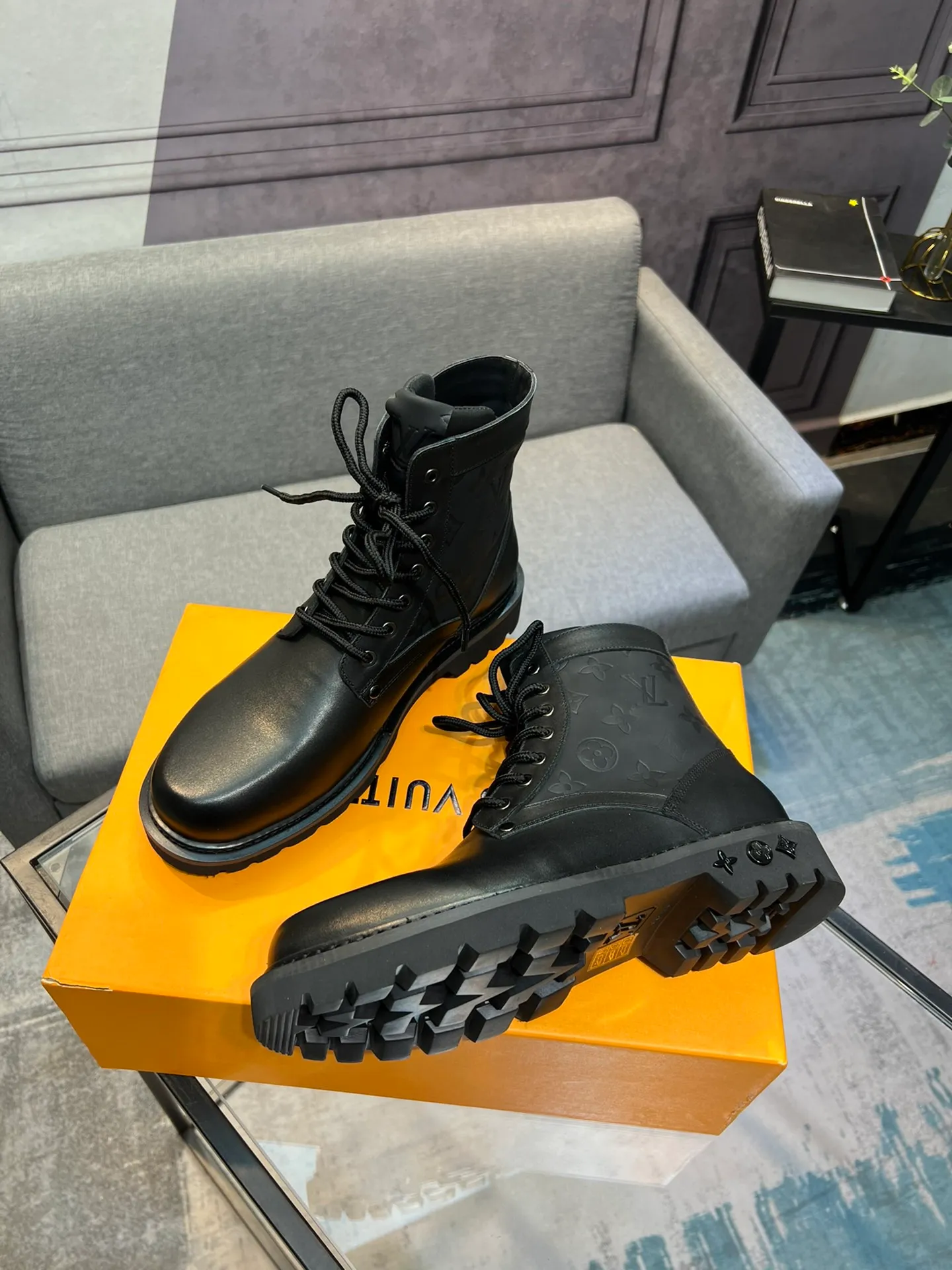 Men's shoes 💰920 L Home - the latest LV men's business casual boots, luxury and nobility are a must. They are all made of imported original first-layer cowhide, just to create a more comfortable wearing experience. ➕Top imported water-dyed full cow lining, original high wear-resistant outsole! 👏👏 Size: Male 39-44; (38 45 46 customized)